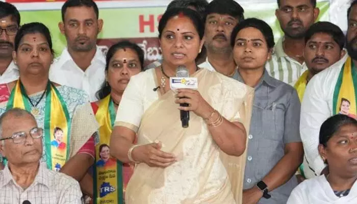 ఫీజుల నియంత్రణ చట్టం తేవాలి.. లేదంటే పోరాటమే: కవిత హెచ్చరిక ఫీజుల నియంత్రణ చట్టం తేవాలి.. లేదంటే పోరాటమే: కవిత హెచ్చరిక