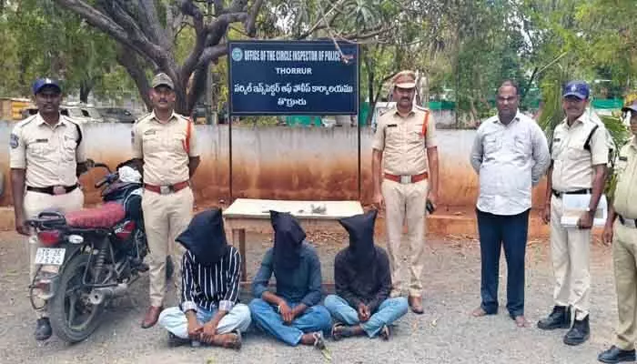 గంజాయి కేసులో ముగ్గురు యువకులు అరెస్ట్ గంజాయి కేసులో ముగ్గురు యువకులు అరెస్ట్