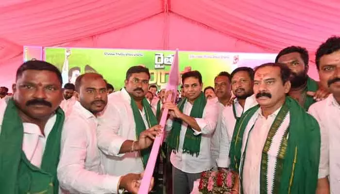 రైతులు కాళ్లు పట్టుకోవడం కాదు.. కాలర్ పట్టుకోవాలి : కేటీఆర్ రైతులు కాళ్లు పట్టుకోవడం కాదు.. కాలర్ పట్టుకోవాలి : కేటీఆర్