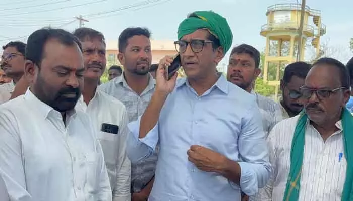 మొక్కజొన్న కొనుగోళ్లపై ఎమ్మెల్యే సంజయ్ ఆగ్రహం మొక్కజొన్న కొనుగోళ్లపై ఎమ్మెల్యే సంజయ్ ఆగ్రహం