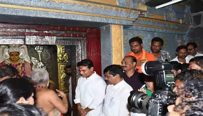భద్రకాళీ అమ్మవారిని దర్శించుకున్న కేటీఆర్ భద్రకాళీ అమ్మవారిని దర్శించుకున్న కేటీఆర్