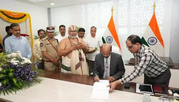 రాష్ట్ర భద్రతా సలహాదారుగా బాధ్యతలు స్వీకరించిన శివధర్ రెడ్డి రాష్ట్ర భద్రతా సలహాదారుగా బాధ్యతలు స్వీకరించిన శివధర్ రెడ్డి