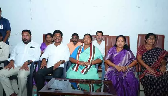 కేటీఆర్ అహంకార మాటలు తగ్గించుకోవాలి : మంత్రి సీతక్క కేటీఆర్ అహంకార మాటలు తగ్గించుకోవాలి : మంత్రి సీతక్క