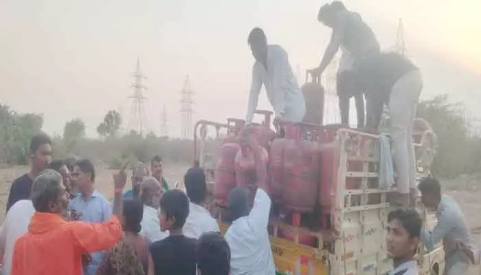 గీసుకొండ మండలంలో ఇండియన్ గ్యాస్ డీలర్ నిర్వాకం గీసుకొండ మండలంలో ఇండియన్ గ్యాస్ డీలర్ నిర్వాకం