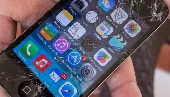 Technology : ఫోన్ స్క్రీన్పై క్రాక్స్.. ఎంత డేంజరో తెలుసా? Technology : ఫోన్ స్క్రీన్పై క్రాక్స్.. ఎంత డేంజరో తెలుసా?