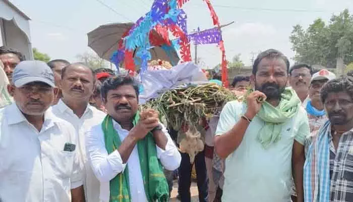రైతులను పొట్టన పెట్టుకుంటున్న కాంగ్రెస్ రైతులను పొట్టన పెట్టుకుంటున్న కాంగ్రెస్
