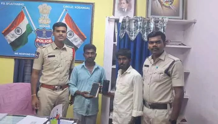 మొబైల్ ఫోన్ల రికవరీ.. బాధితులకు అందజేసిన దౌల్తాబాద్ ఎస్సై మొబైల్ ఫోన్ల రికవరీ.. బాధితులకు అందజేసిన దౌల్తాబాద్ ఎస్సై