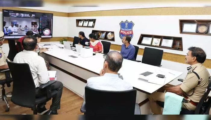 ట్రాఫిక్ నిలపొద్దు.. ప్రజలను ఇబ్బంది పెట్టొద్దు : ముఖ్యమంత్రి ఆదేశాలు ట్రాఫిక్ నిలపొద్దు.. ప్రజలను ఇబ్బంది పెట్టొద్దు : ముఖ్యమంత్రి ఆదేశాలు