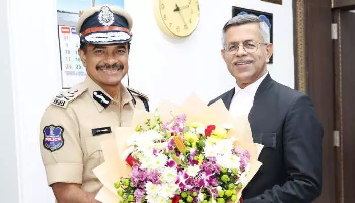 హైకోర్టు సీజేను కలిసిన డీజీపీ సీవీ ఆనంద్ హైకోర్టు సీజేను కలిసిన డీజీపీ సీవీ ఆనంద్