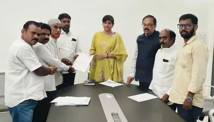 కుకింగ్ గ్యాస్ కార్మికుల సమస్యలు పరిష్కరిస్తాం : కార్మిక శాఖ కార్యదర్శి దాసరి హరిచందన కుకింగ్ గ్యాస్ కార్మికుల సమస్యలు పరిష్కరిస్తాం : కార్మిక శాఖ కార్యదర్శి దాసరి హరిచందన