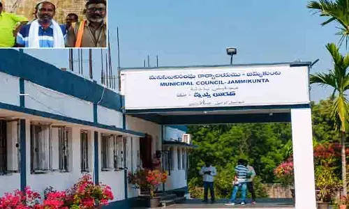 జీతం కోసం లంచం.. కాంట్రాక్ట్ ఉద్యోగి దందా..