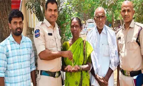 నిజాయితికి నిద‌ర్శ‌నంగా నిలిచిన కోర్టు కానిస్టేబుళ్లు