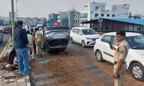 పీవీ ఎక్స్‌ప్రెస్‌ వే పై పల్టీలు కొట్టిన కారు...