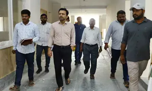 భవన నిర్మాణ పనులను పరిశీలించిన కలెక్టర్
