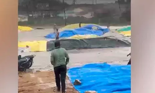 అకాల వర్షంతో తడిసిన ధాన్యం