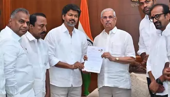 తమిళనాడు సీఎంగా తలపతి విజయ్.. ప్రభుత్వ ఏర్పాటుకు గవర్నర్ గ్రీన్ సిగ్నల్! తమిళనాడు సీఎంగా తలపతి విజయ్.. ప్రభుత్వ ఏర్పాటుకు గవర్నర్ గ్రీన్ సిగ్నల్!