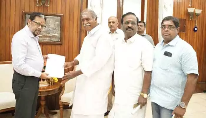 సీఎం పదవికి రంగస్వామి రాజీనామా.. అసెంబ్లీని రద్దు చేయాలని ఎల్జీకి విజ్ఞప్తి సీఎం పదవికి రంగస్వామి రాజీనామా.. అసెంబ్లీని రద్దు చేయాలని ఎల్జీకి విజ్ఞప్తి