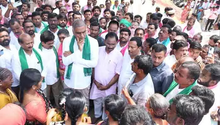 ‘నేను ఏసీ గదిలో కూర్చుని మాట్లాడటం లేదు’.. మంత్రి వ్యాఖ్యలపై హరీష్ రావు కౌంటర్ ‘నేను ఏసీ గదిలో కూర్చుని మాట్లాడటం లేదు’.. మంత్రి వ్యాఖ్యలపై హరీష్ రావు కౌంటర్