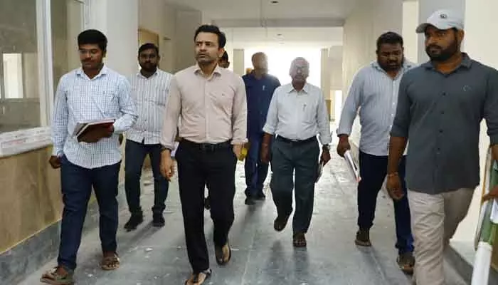 భవన నిర్మాణ పనులను పరిశీలించిన కలెక్టర్ భవన నిర్మాణ పనులను పరిశీలించిన కలెక్టర్