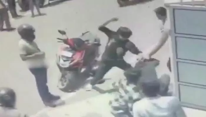 పట్టపగలే మాజీ భార్యపై హత్యాయత్నం.. హీరోలా వచ్చి కాపాడిన స్థానికులు పట్టపగలే మాజీ భార్యపై హత్యాయత్నం.. హీరోలా వచ్చి కాపాడిన స్థానికులు