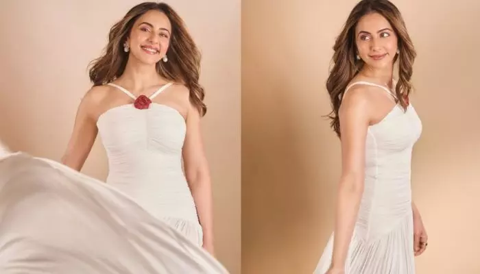 Rakul Preet Singh : కొంటె చూపులతో కుర్రాళ్లను ఫిదా చేస్తున్న రకుల్ Rakul Preet Singh : కొంటె చూపులతో కుర్రాళ్లను ఫిదా చేస్తున్న రకుల్