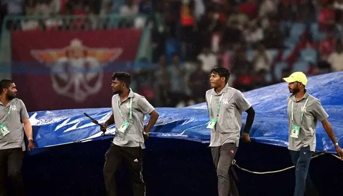 IPL 2026: ఆగినట్టే ఆగి మళ్లీ ప్రారంభమైన వర్షం IPL 2026: ఆగినట్టే ఆగి మళ్లీ ప్రారంభమైన వర్షం
