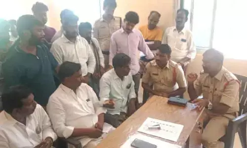 వైజాగ్ కాల‌నీలో ఫిష‌రీస్ ఎన్నిక‌ల‌పై ఉద్రిక్త‌త‌