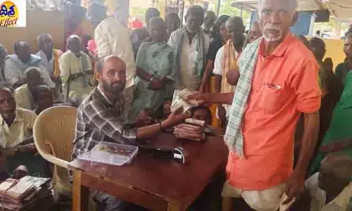 హమ్మయ్య.... ఇన్ని రోజులకు పింఛన్ డబ్బులు ఇచ్చినా అధికారులు