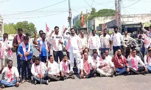 ఎమ్మెల్యే పాడి కౌశిక్ రెడ్డి పై దాడి య‌త్నం