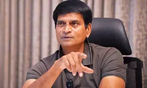 ఒకే ప్రాజెక్ట్ కోసం 2–3 ఏళ్లు వేస్ట్ చేయడం మూర్ఖత్వం.. స్టార్ హీరోల సినిమాలపై రవిబాబు సెన్సేషనల్ కామెంట్స్!