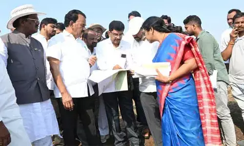 తుమ్మిడిహెట్టి ప్రాణహిత బ్యారేజ్ స్థలాన్ని పరిశీలించిన మంత్రులు