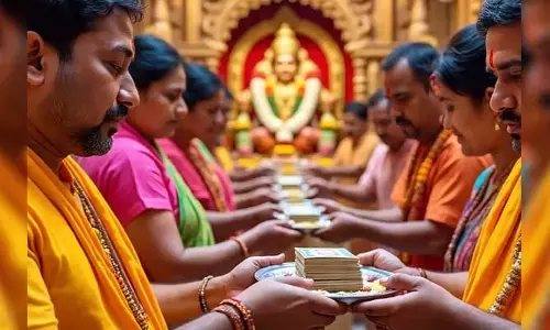 ఆ ఆలయంలో ప్రసాదంగా డబ్బులు!