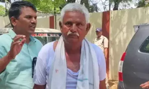 ధర్మవరం ఆర్డీవో ఆఫీస్ వద్ద రైతు కిడ్నాప్: సినీ ఫక్కీలో రక్షించిన పోలీసులు