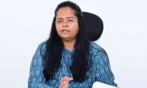 ధాన్యం తడవకుండా ప్రైవేట్ గోదాంలు: కలెక్టర్