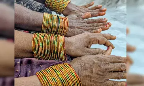 అమ్మల గాజుల చేతులు