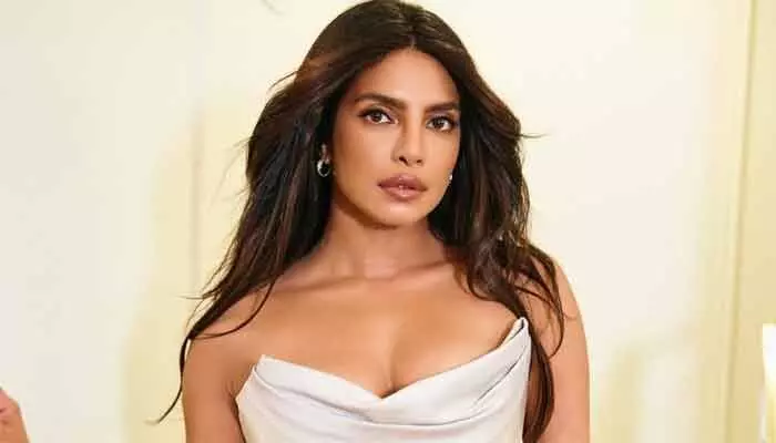 హాలీవుడ్ స్టార్ సరసన ప్రియాంక చోప్రాకు బంపర్ ఆఫర్.. క్రేజీ అప్డేట్తో సోషల్ మీడియాలో షేక్ హాలీవుడ్ స్టార్ సరసన ప్రియాంక చోప్రాకు బంపర్ ఆఫర్.. క్రేజీ అప్డేట్తో సోషల్ మీడియాలో షేక్