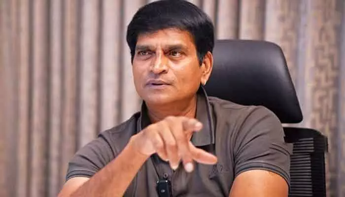 ఒకే ప్రాజెక్ట్ కోసం 2–3 ఏళ్లు వేస్ట్ చేయడం మూర్ఖత్వం.. స్టార్ హీరోల సినిమాలపై రవిబాబు సెన్సేషనల్ కామెంట్స్! ఒకే ప్రాజెక్ట్ కోసం 2–3 ఏళ్లు వేస్ట్ చేయడం మూర్ఖత్వం.. స్టార్ హీరోల సినిమాలపై రవిబాబు సెన్సేషనల్ కామెంట్స్!