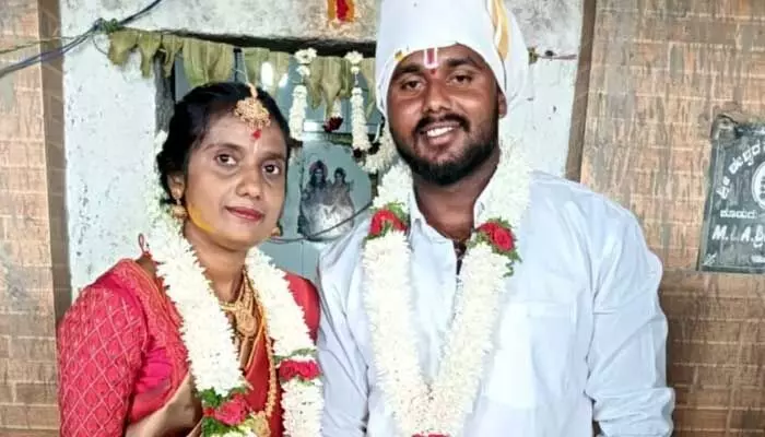 తమ్ముడిని ప్రేమించి పెళ్లి చేసుకున్న అక్క.. ఆపై తల్లి, చిన్నమ్మపై కేసు (వీడియో) తమ్ముడిని ప్రేమించి పెళ్లి చేసుకున్న అక్క.. ఆపై తల్లి, చిన్నమ్మపై కేసు (వీడియో)