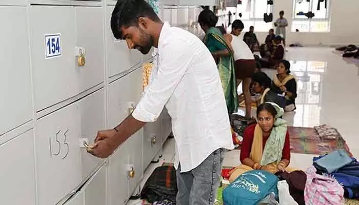 తిరుమల భక్తులకు తీపికబురు.. అందుబాటులో 9336 ఉచిత లాకర్లు తిరుమల భక్తులకు తీపికబురు.. అందుబాటులో 9336 ఉచిత లాకర్లు