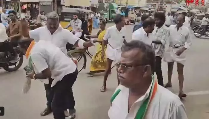 తమిళనాడులో రణరంగం.. వెన్నుపోటు పొడిచారని కాంగ్రెస్ కార్యకర్తలపై డీఎంకే దాడి తమిళనాడులో రణరంగం.. వెన్నుపోటు పొడిచారని కాంగ్రెస్ కార్యకర్తలపై డీఎంకే దాడి