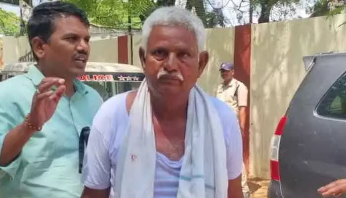 ధర్మవరం ఆర్డీవో ఆఫీస్ వద్ద రైతు కిడ్నాప్: సినీ ఫక్కీలో రక్షించిన పోలీసులు ధర్మవరం ఆర్డీవో ఆఫీస్ వద్ద రైతు కిడ్నాప్: సినీ ఫక్కీలో రక్షించిన పోలీసులు
