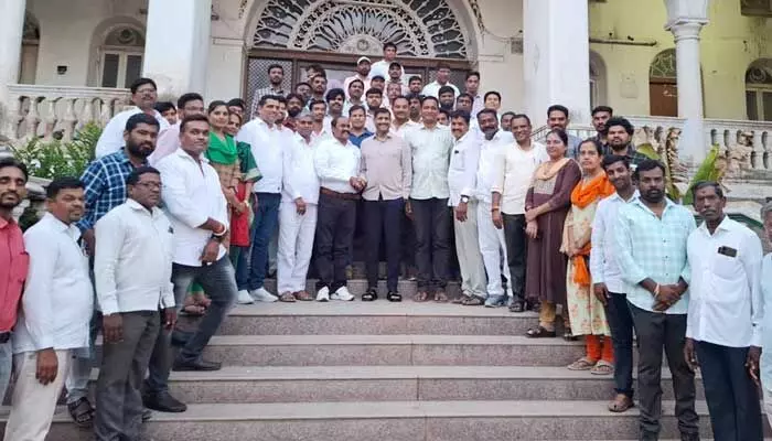 జీపీవోల సమస్యల పరిష్కరానికి కృషి చేస్తాం: ఉద్యోగుల జేఏసీ చైర్మన్ లచ్చిరెడ్డి హామీ జీపీవోల సమస్యల పరిష్కరానికి కృషి చేస్తాం: ఉద్యోగుల జేఏసీ చైర్మన్ లచ్చిరెడ్డి హామీ