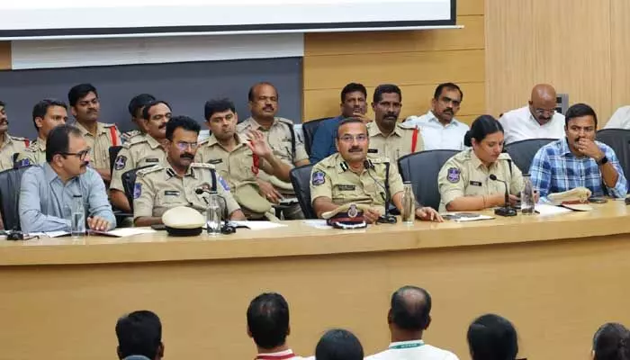 సైబర్ నేరగాళ్ల పై ఉక్కుపాదం: బ్యాంకర్లతో సైబరాబాద్ సీపీ కీలక భేటీ సైబర్ నేరగాళ్ల పై ఉక్కుపాదం: బ్యాంకర్లతో సైబరాబాద్ సీపీ కీలక భేటీ