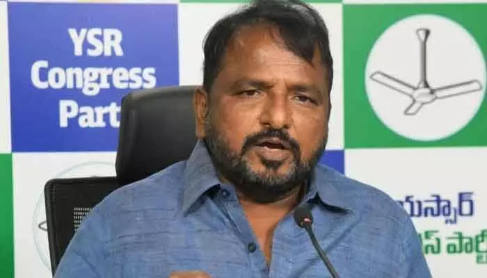 బతుకులు చితికిపోతున్నా పట్టించుకోరా: ప్రభుత్వంపై శైలజానాథ్ ఫైర్ బతుకులు చితికిపోతున్నా పట్టించుకోరా: ప్రభుత్వంపై శైలజానాథ్ ఫైర్
