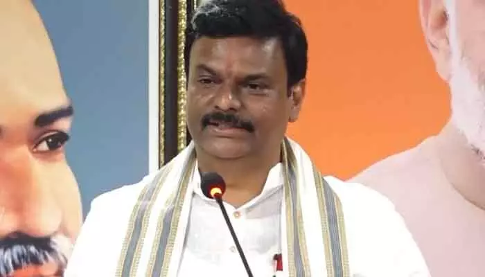 కేరళలో కూడా బీజేపీదే: ఏపీ బీజేపీ చీఫ్ కీలక వ్యాఖ్యలు కేరళలో కూడా బీజేపీదే: ఏపీ బీజేపీ చీఫ్ కీలక వ్యాఖ్యలు