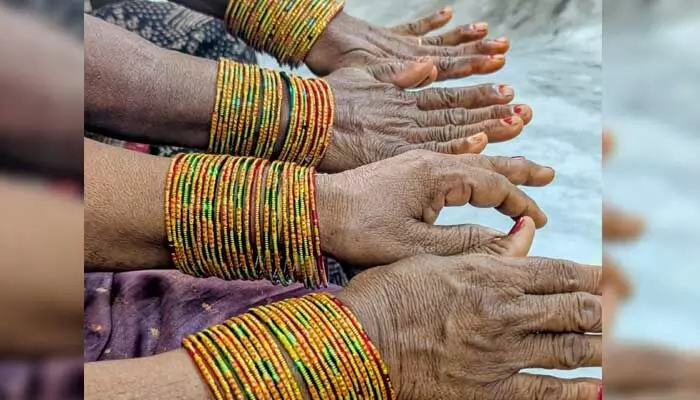 అమ్మల గాజుల చేతులు అమ్మల గాజుల చేతులు