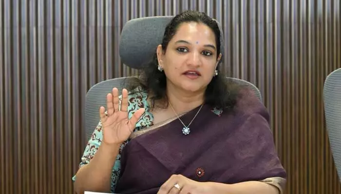 టౌన్ ప్లానింగ్, ఇంజనీరింగ్, లీగల్ విభాగాలు సమన్వయంతో పని చేయాలి: కమిషనర్ సృజన టౌన్ ప్లానింగ్, ఇంజనీరింగ్, లీగల్ విభాగాలు సమన్వయంతో పని చేయాలి: కమిషనర్ సృజన