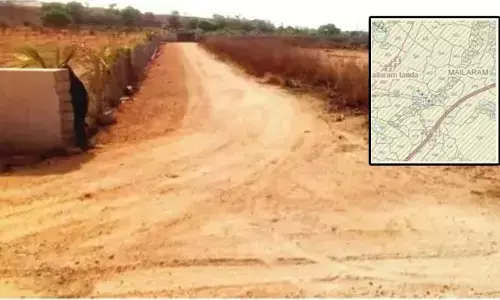 కుంటలో రోడ్డు.. బఫర్ జోన్‌లో ప్లాట్లు.. ఇదీ ప్రైవేట్ వెంచర్ తీరు!