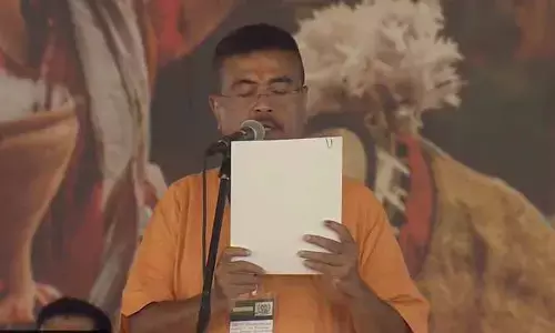 బెంగాల్ ముఖ్యమంత్రిగా సువేందు అధికారి ప్రమాణ స్వీకారం