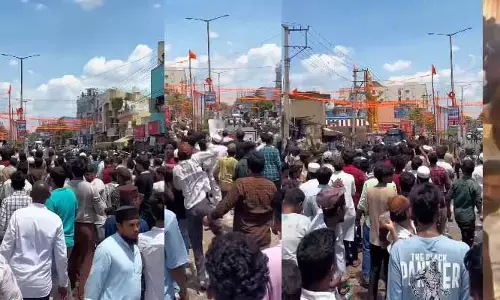 కడప అల్మాస్‌పేట సర్కిల్ వద్ద తీవ్ర ఉద్రిక్తత.. రాళ్లు, కర్రలతో దాడులు